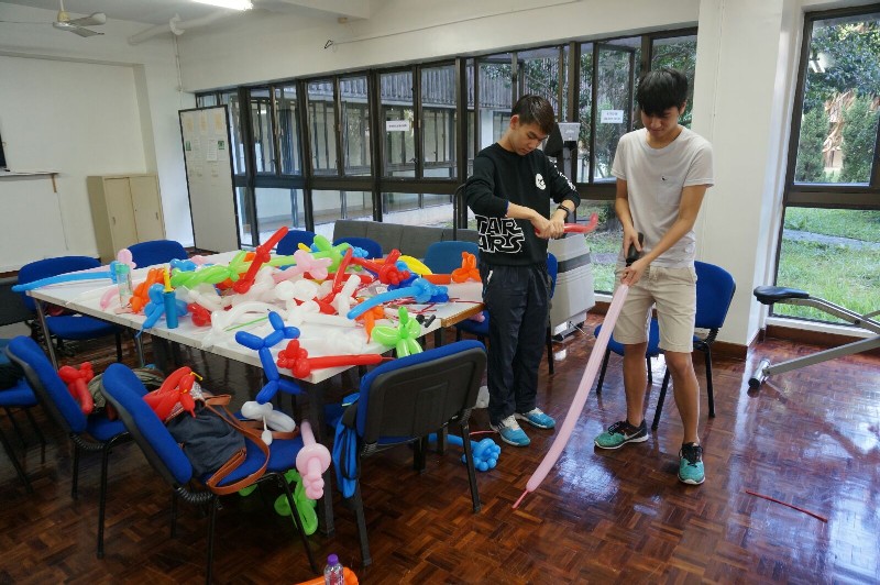 出發前，宿生們在元舍堂的活動室努力練習