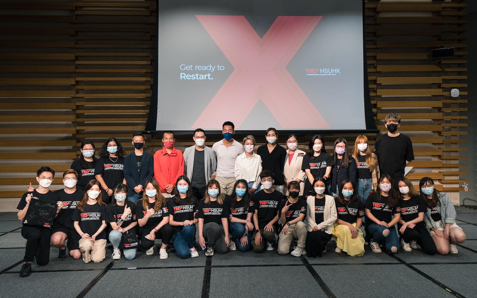 台前幕後的製作團隊，令TEDxHSUHK 2021得以順利完成。當中包括協助多媒體製作、宣傳、舞台設計、場地管理和網上直播的同事和同學。_1