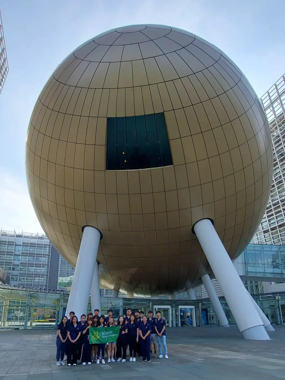 榮譽學院學員於香港科技園著名的「金蛋」─ 高錕會議中心外留影。