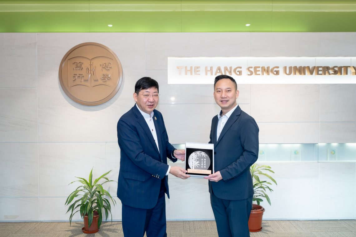 President Ho (left) presents a souvenir to Mr Chapman Cheng, Head of Business Training and Development at AIA Insurance.