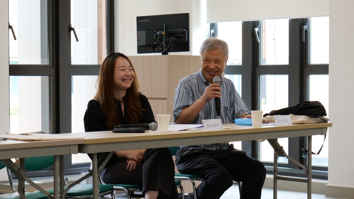 Professor Huang Ziping (right) delivers a keynote speech with Professor Connie Kwong of the Chinese University of Hong Kong as the moderator.