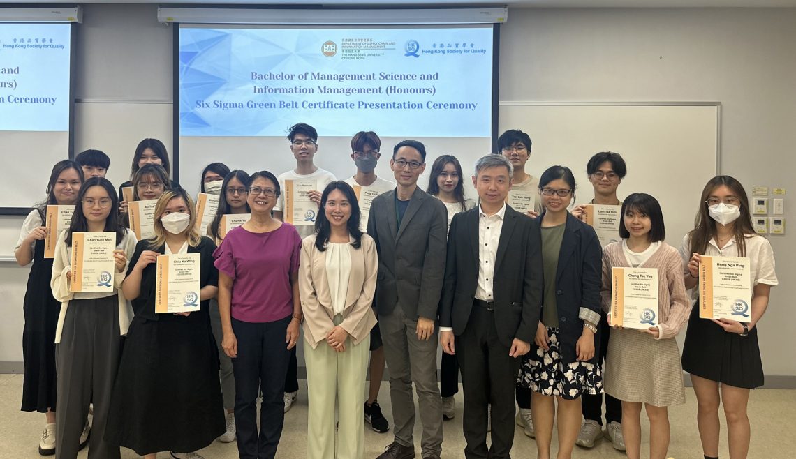 Dr Jane Wong (front, 3rd from left) congratulates the awarded students.